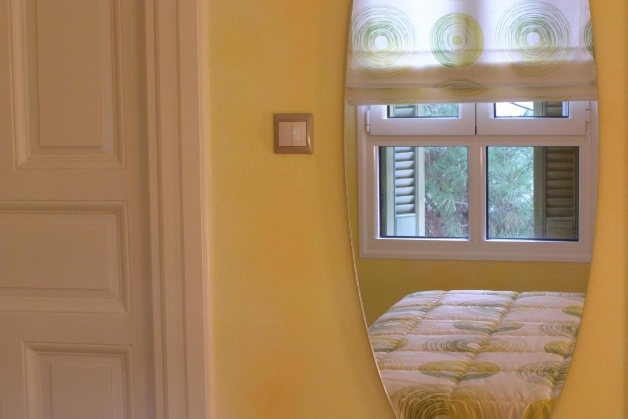 Room "Honeybee" In A Neoclassical House Kastoria Exterior foto